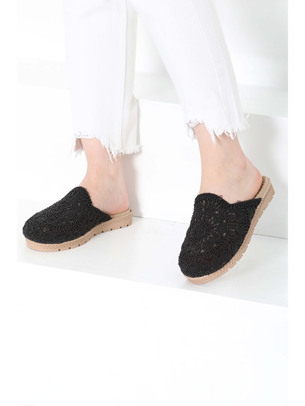Kadın Siyah Nakış Hasırlı Terlik - 27158-2