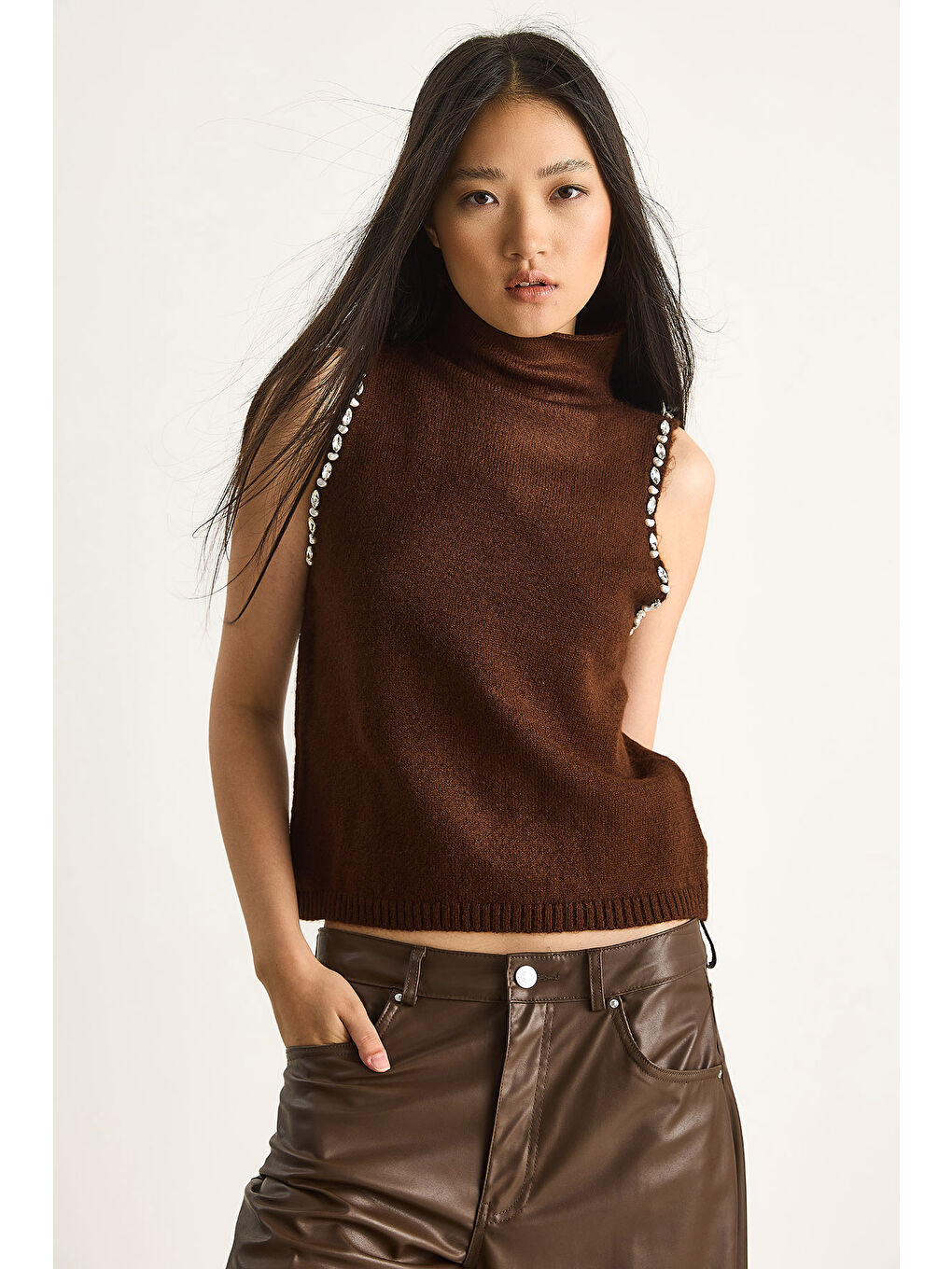 Kahverengi Kadın Taş Detaylı Yarım Balıkçı Yaka Triko Bluz-1