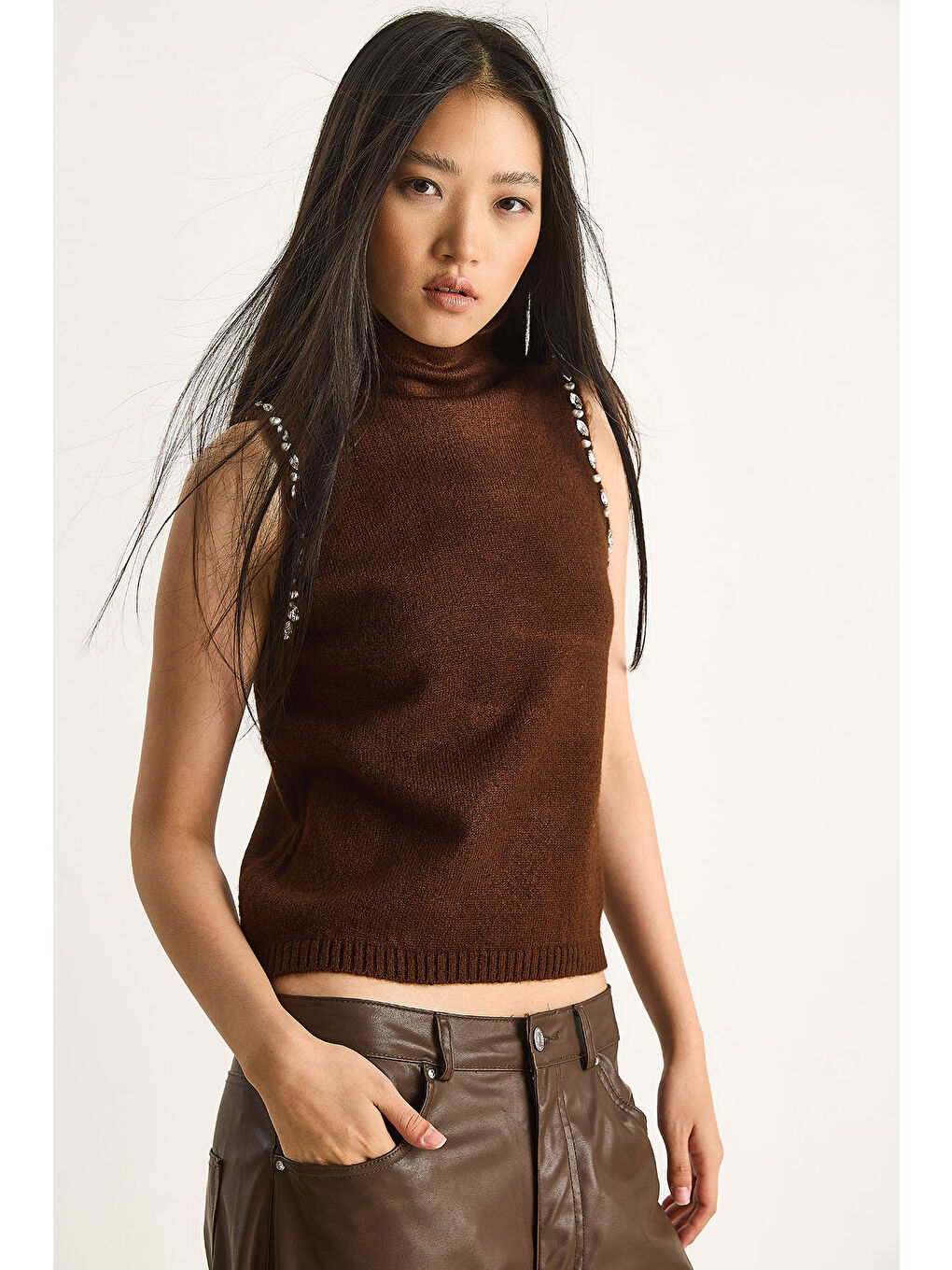 Kahverengi Kadın Taş Detaylı Yarım Balıkçı Yaka Triko Bluz-2