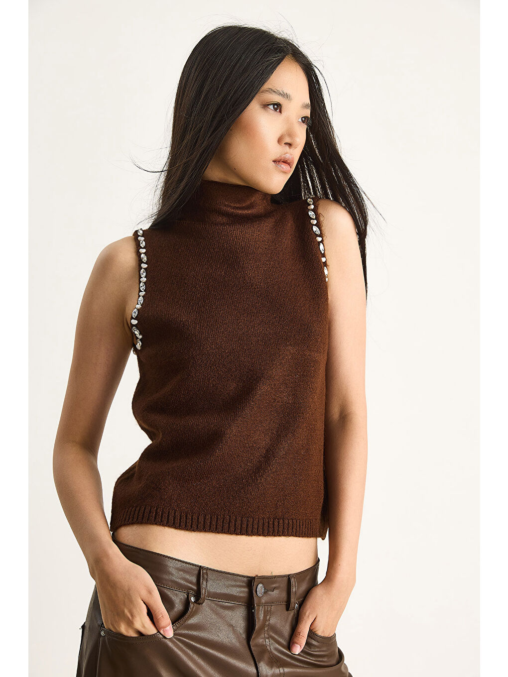 Kahverengi Kadın Taş Detaylı Yarım Balıkçı Yaka Triko Bluz-3