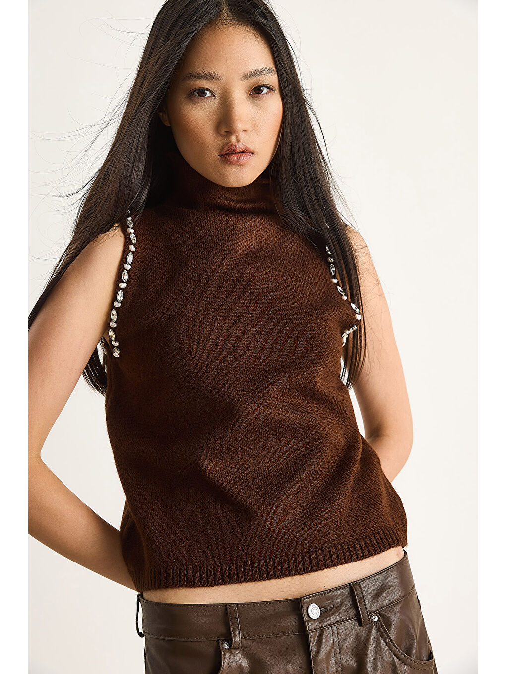 Kahverengi Kadın Taş Detaylı Yarım Balıkçı Yaka Triko Bluz-4