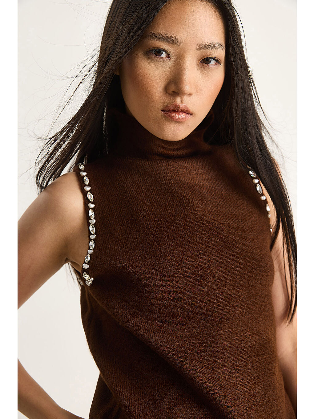 Kahverengi Kadın Taş Detaylı Yarım Balıkçı Yaka Triko Bluz-5