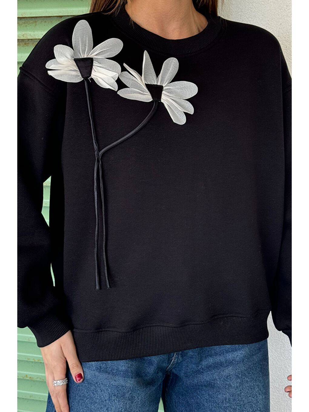 GÜLSELİ Siyah Gül Detaylı Şardonlu Sweatshirt - 2