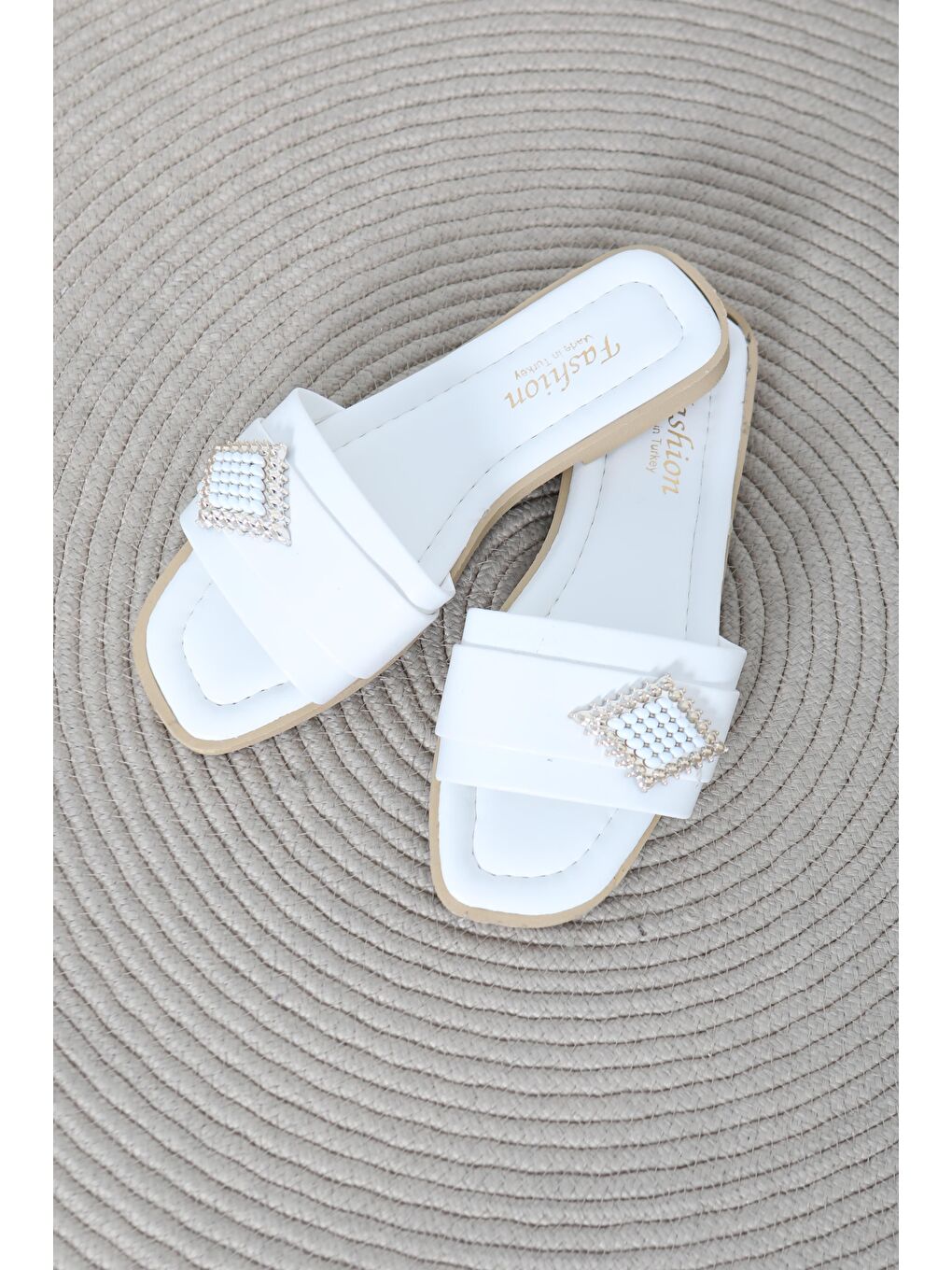 Kadın Beyaz Tokalı Terlik - 27157-1