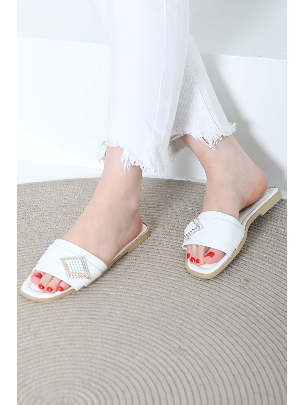 Kadın Beyaz Tokalı Terlik - 27157-4