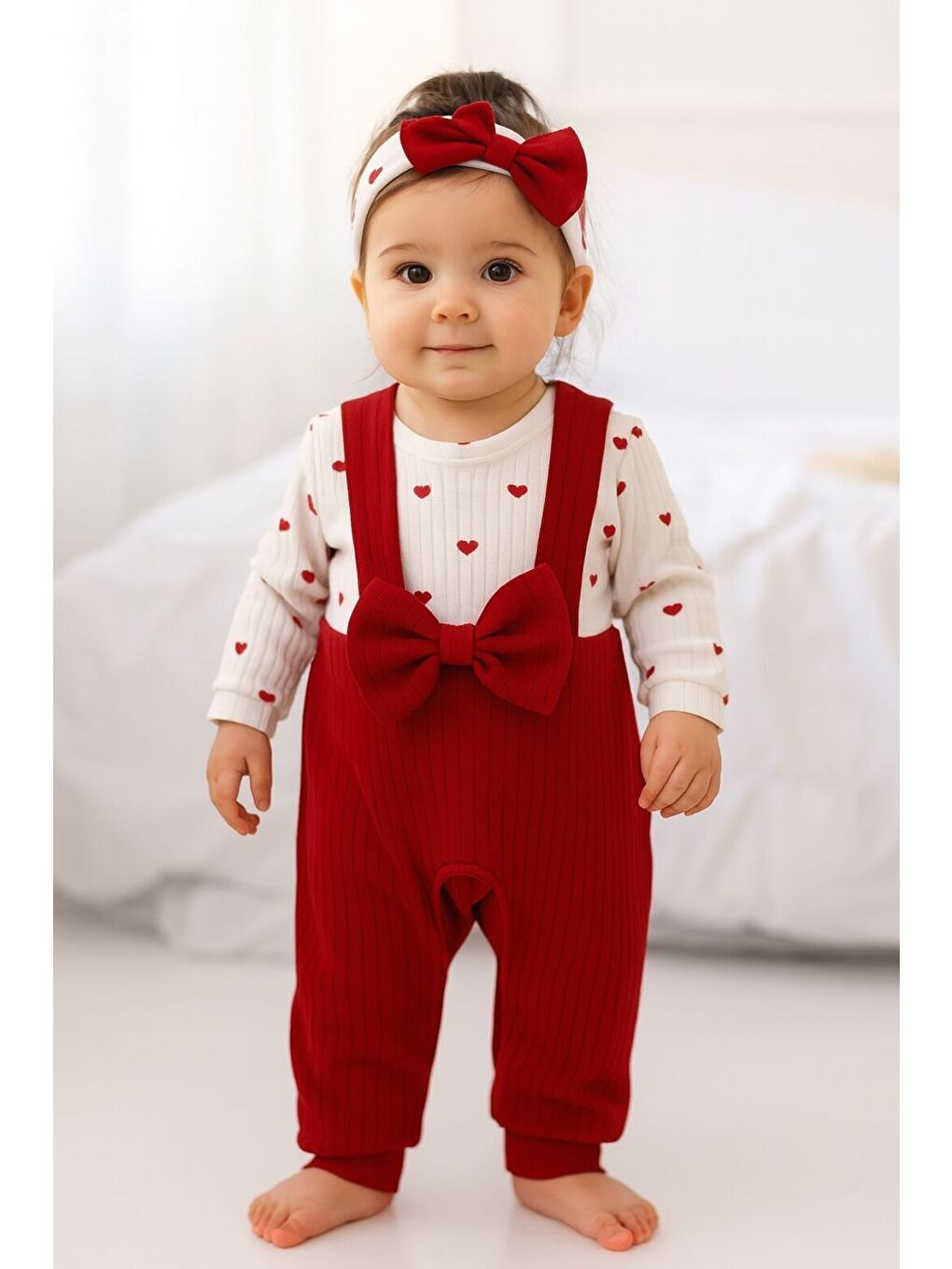 Beyaz Fiyonklu Kalpli Bereli Kız Bebek Tulum