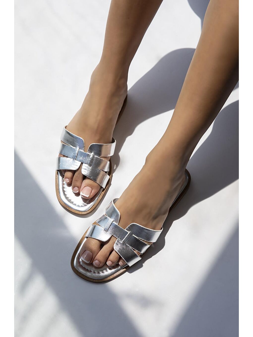 Gri Stephan Kadın Tek Bant  Günlük Deri Terlik Gümüş