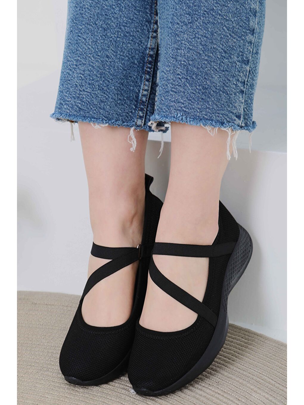 Kadın Siyah Lastikli Ayakkabı - 27067-1