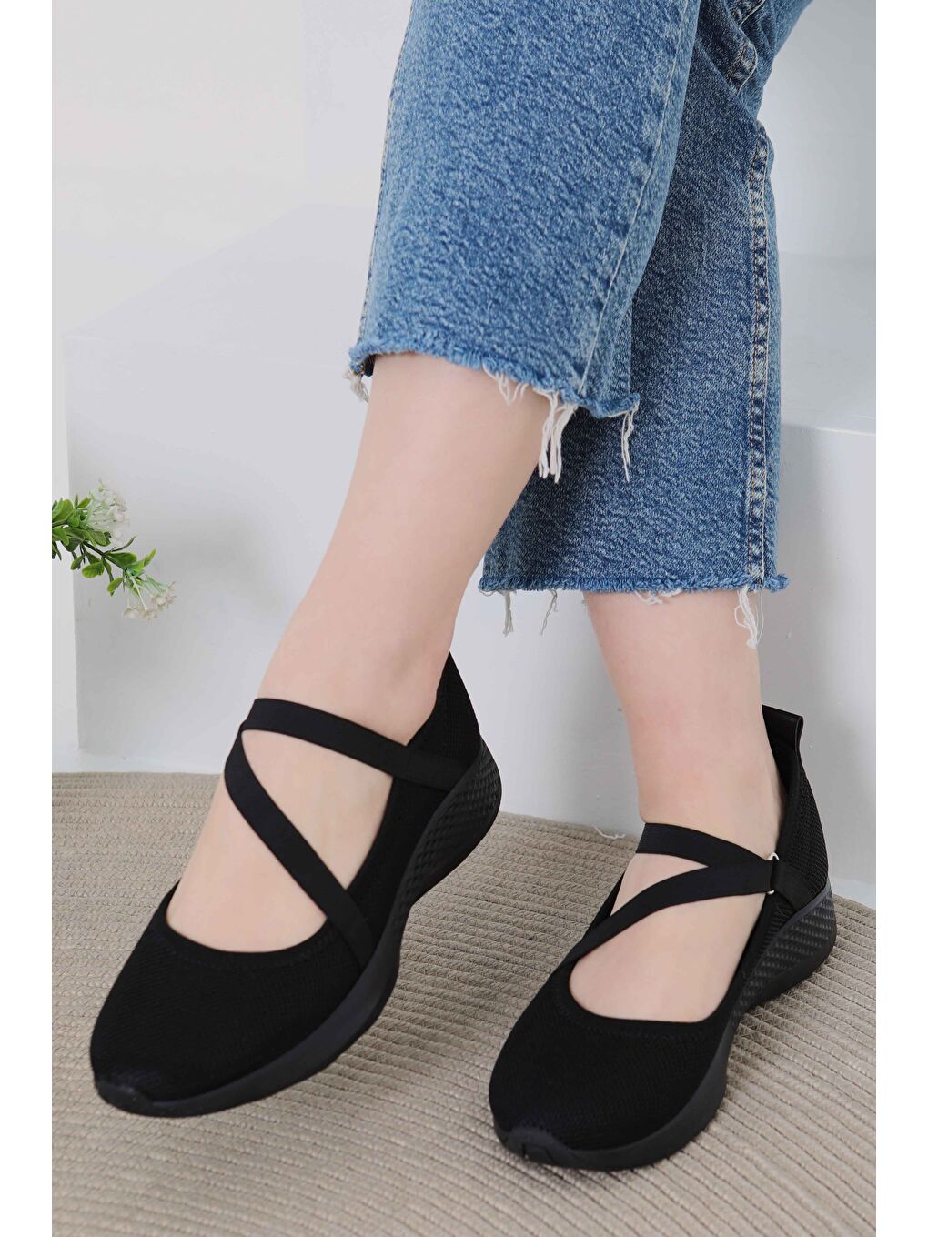 Kadın Siyah Lastikli Ayakkabı - 27067-2