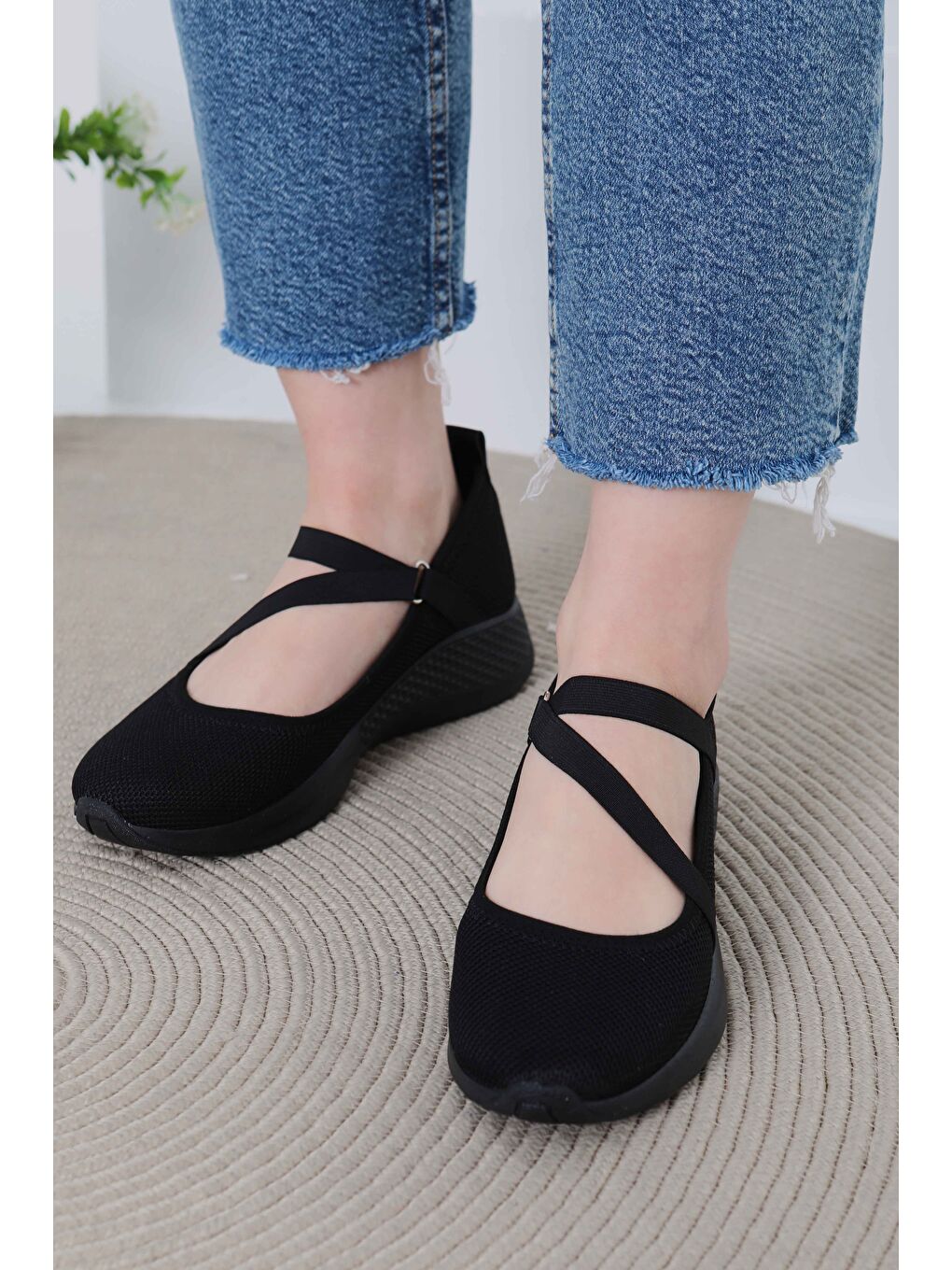 Kadın Siyah Lastikli Ayakkabı - 27067-4