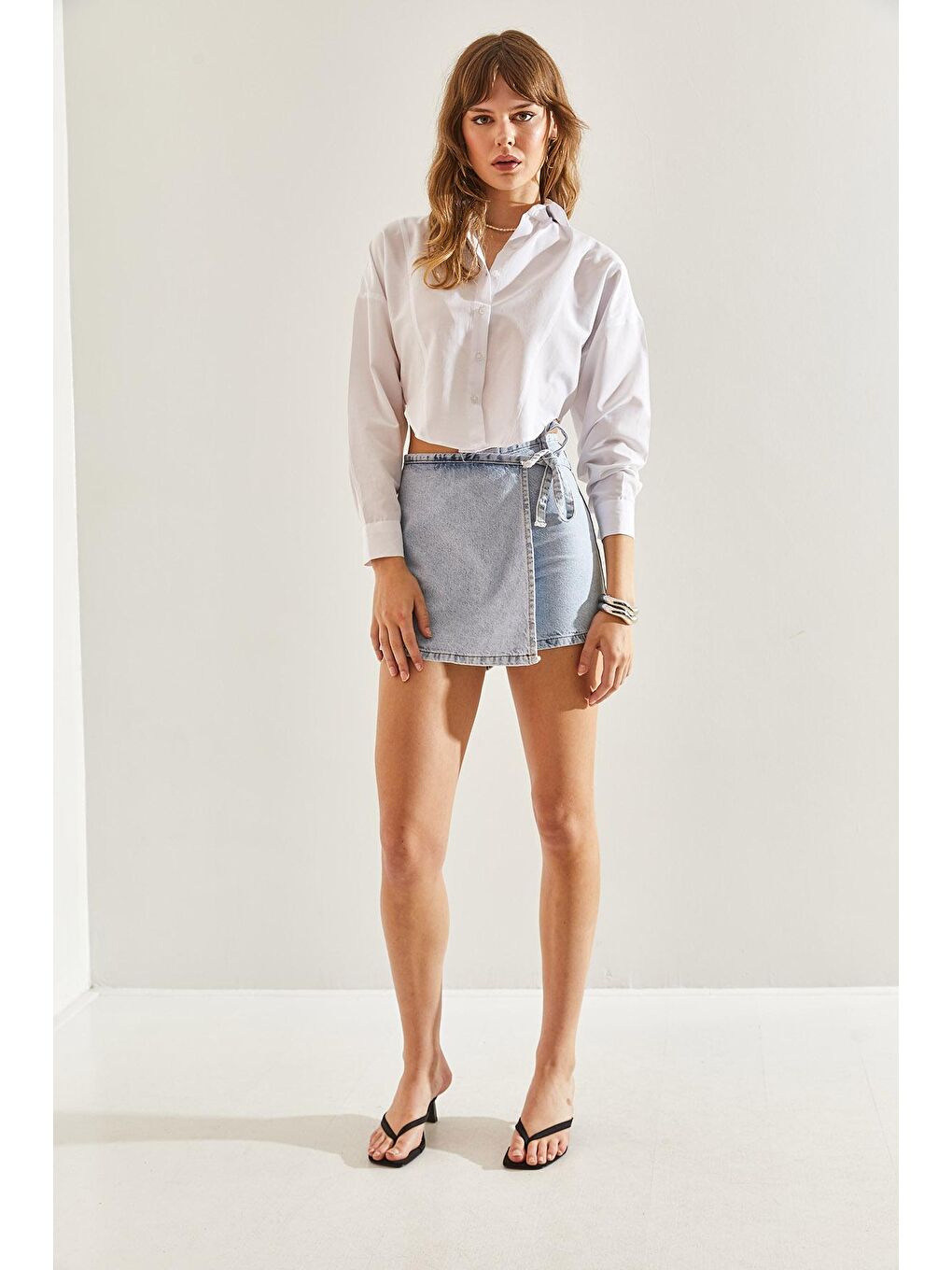 Mavi Kadın Kapama Detaylı Mini Jean Şort Etek-5