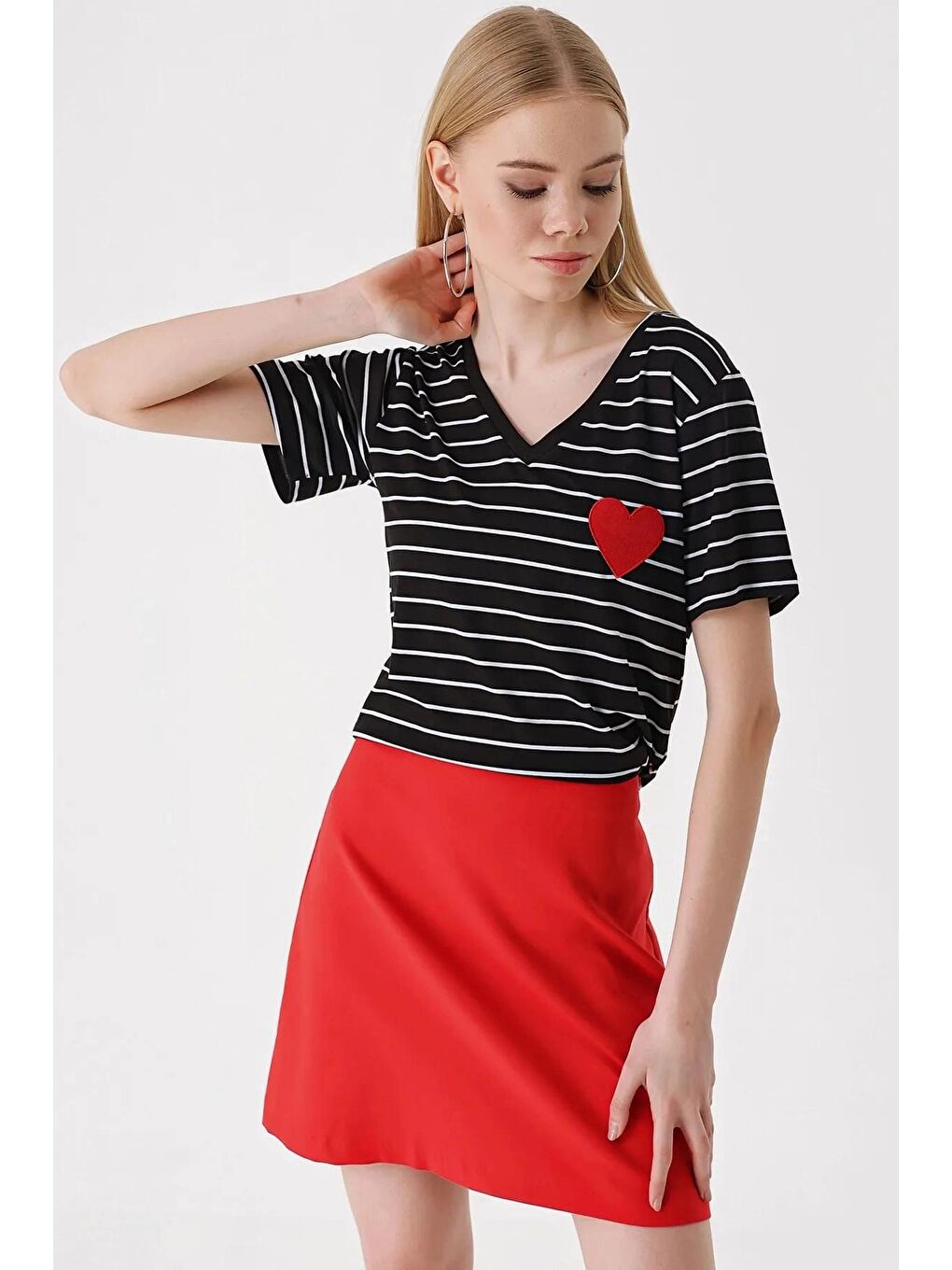 Kadın Kalp Desenli Siyah V Yaka Düz Çizgili Rahat Kalıp Hafif Oversize Tişört HZL23S-BD143041