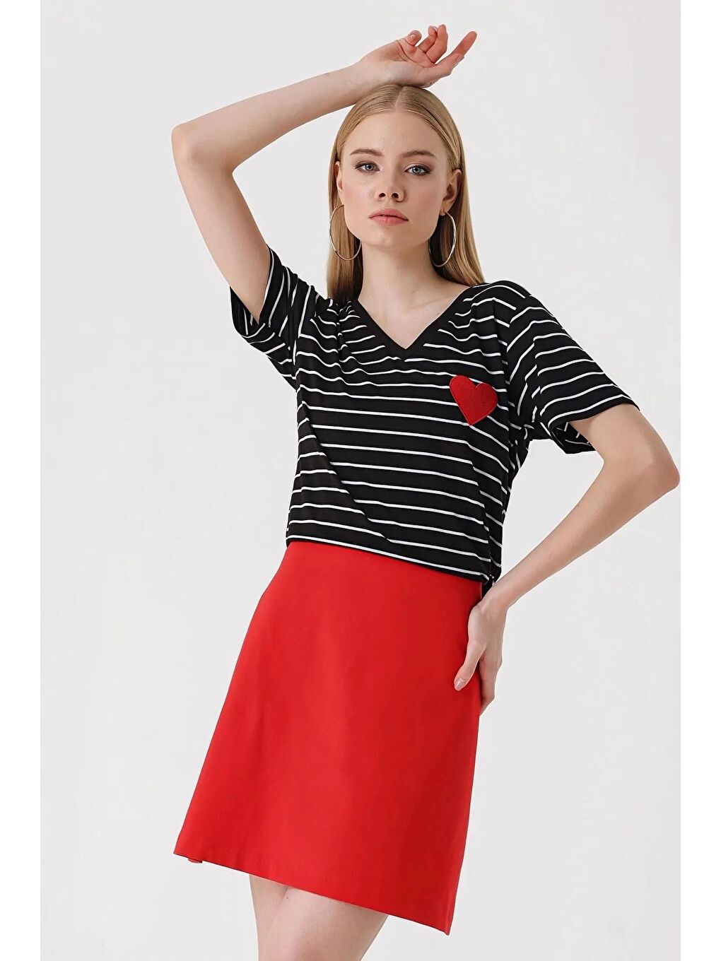 Kadın Kalp Desenli Siyah V Yaka Düz Çizgili Rahat Kalıp Hafif Oversize Tişört HZL23S-BD143041-1