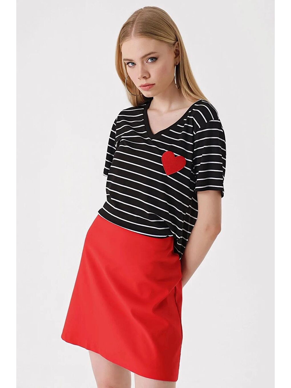 Kadın Kalp Desenli Siyah V Yaka Düz Çizgili Rahat Kalıp Hafif Oversize Tişört HZL23S-BD143041-2