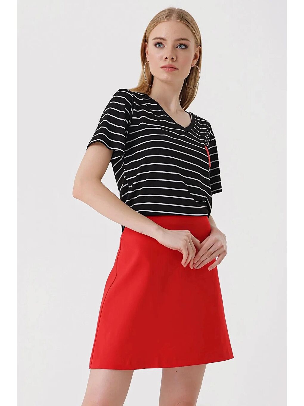 Kadın Kalp Desenli Siyah V Yaka Düz Çizgili Rahat Kalıp Hafif Oversize Tişört HZL23S-BD143041-3