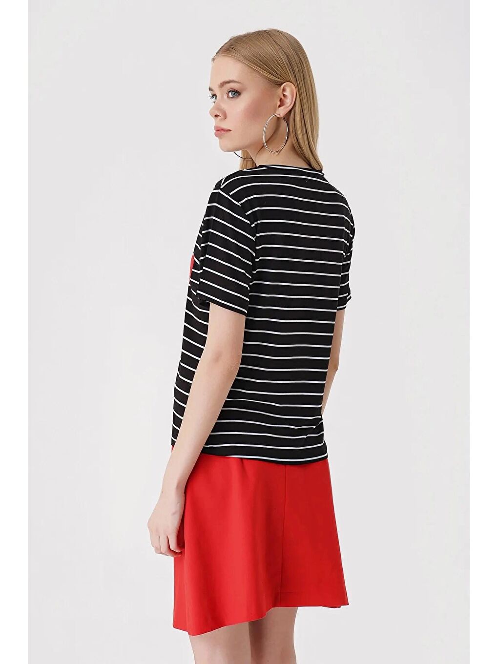 Kadın Kalp Desenli Siyah V Yaka Düz Çizgili Rahat Kalıp Hafif Oversize Tişört HZL23S-BD143041-4