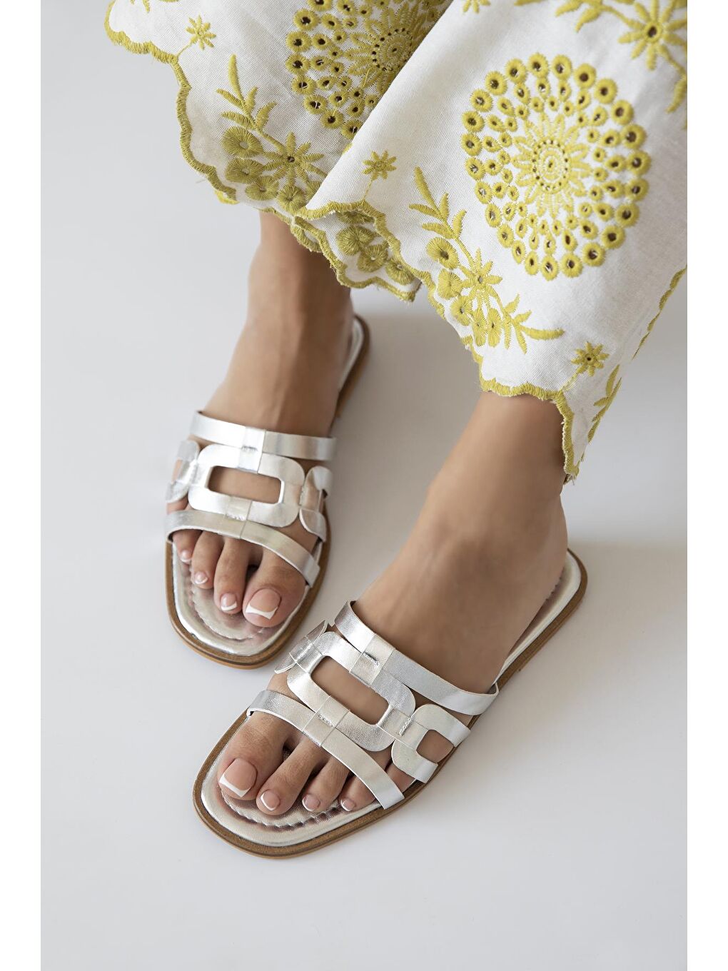 Gri Baye Kadın  Günlük Deri Terlik Gümüş