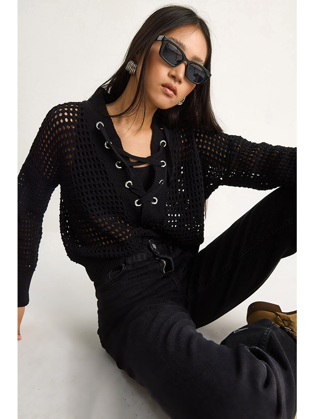 Siyah Kadın Yakası Bağcıklı Ajurlu Triko Kazak-1