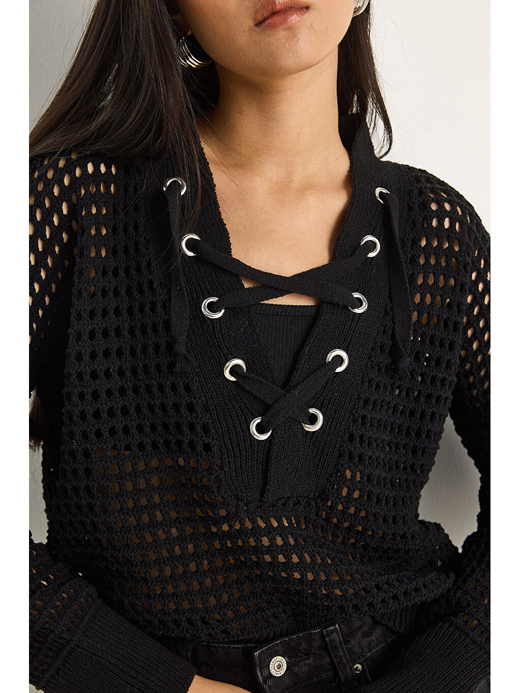 Siyah Kadın Yakası Bağcıklı Ajurlu Triko Kazak-3