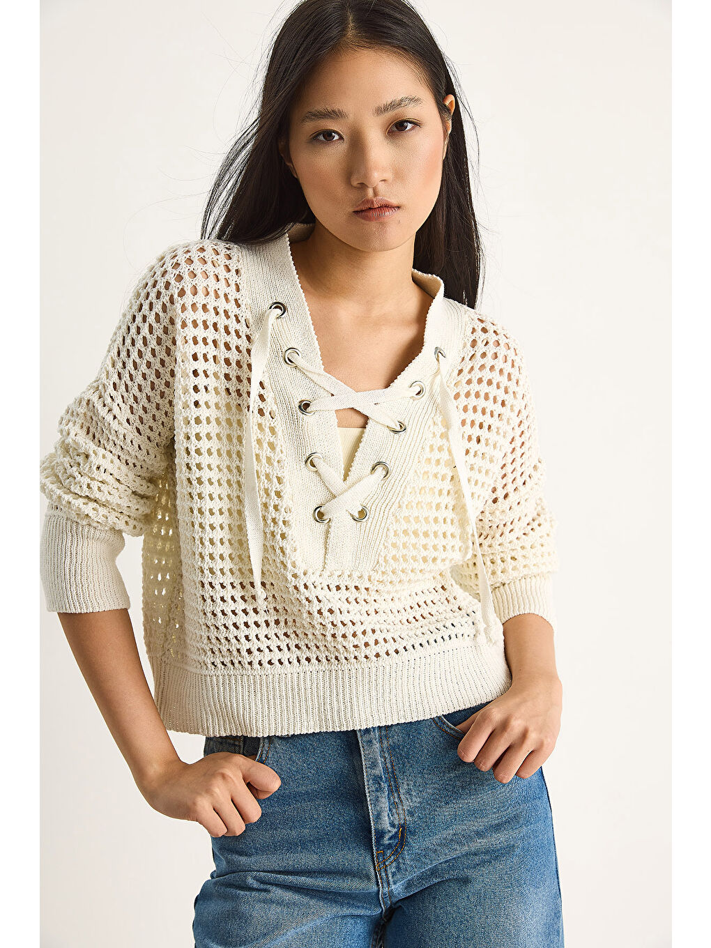 Ekru Kadın Yakası Bağcıklı Ajurlu Triko Kazak-1