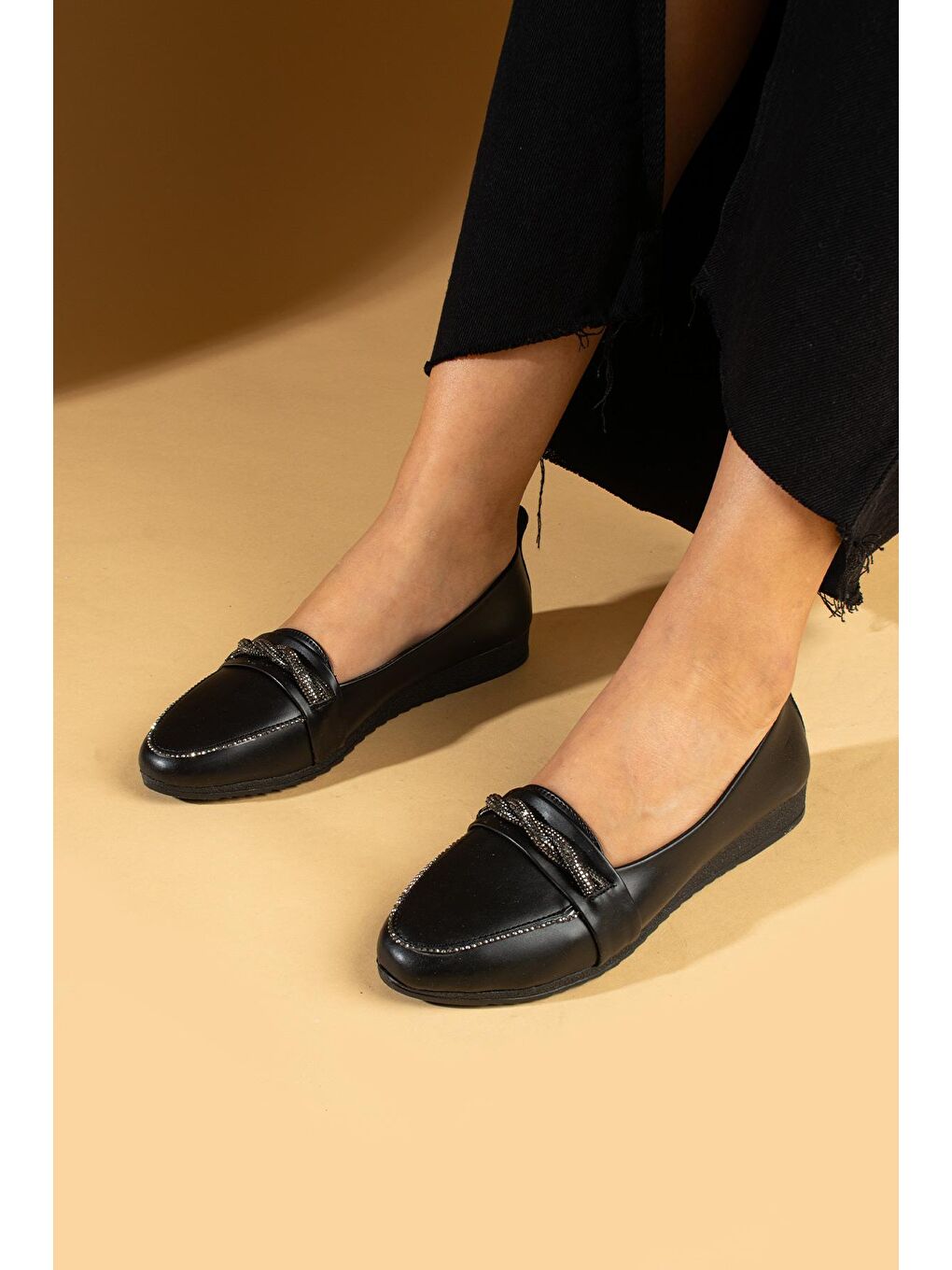 Siyah Yuvarlak Burun Taşlı Kaymaz Taban Kadın Babet 001-130-24-1