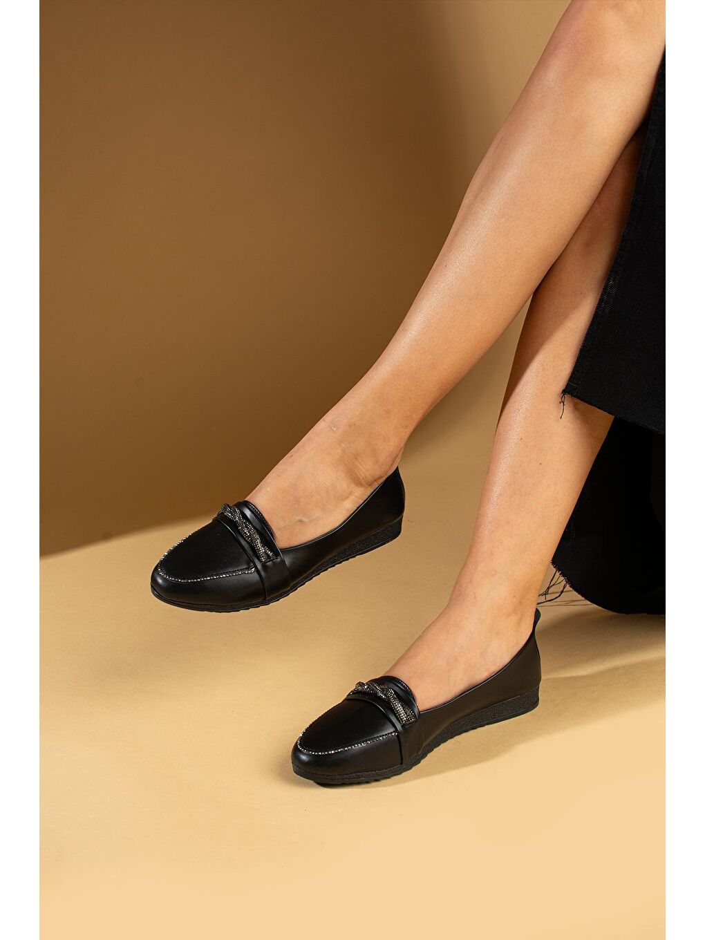 Siyah Yuvarlak Burun Taşlı Kaymaz Taban Kadın Babet 001-130-24-2