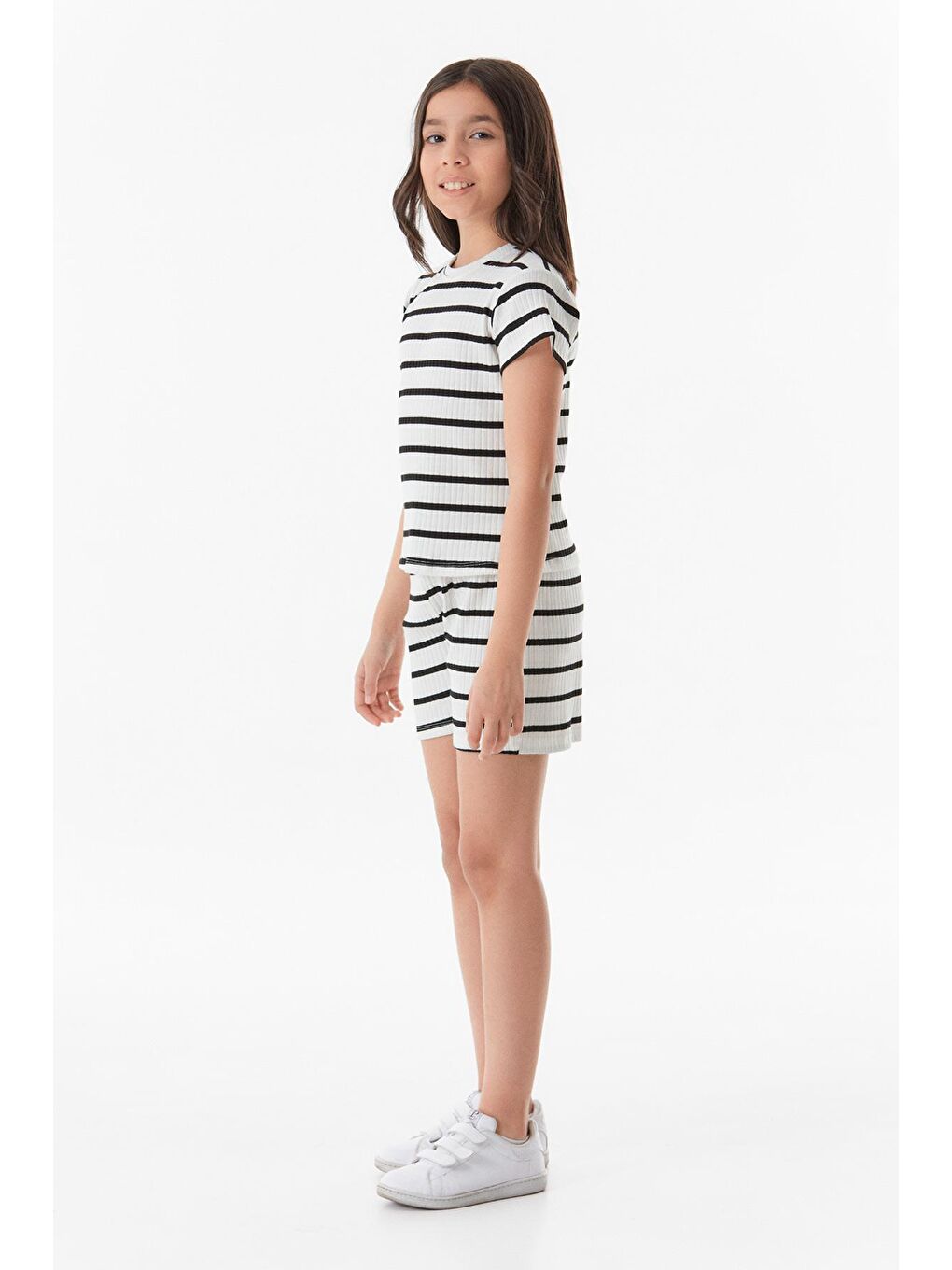 Siyah Fitilli Çizgili Kız Çocuk Şortlu Takım-1