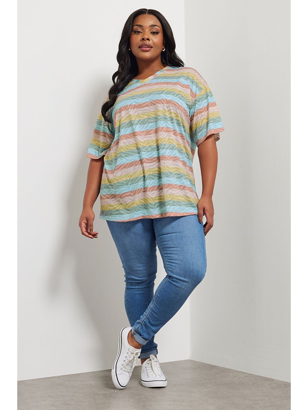 Karışık Büyük Beden V Yaka Çizgili Zebra Desenli T-shirt 303953-1