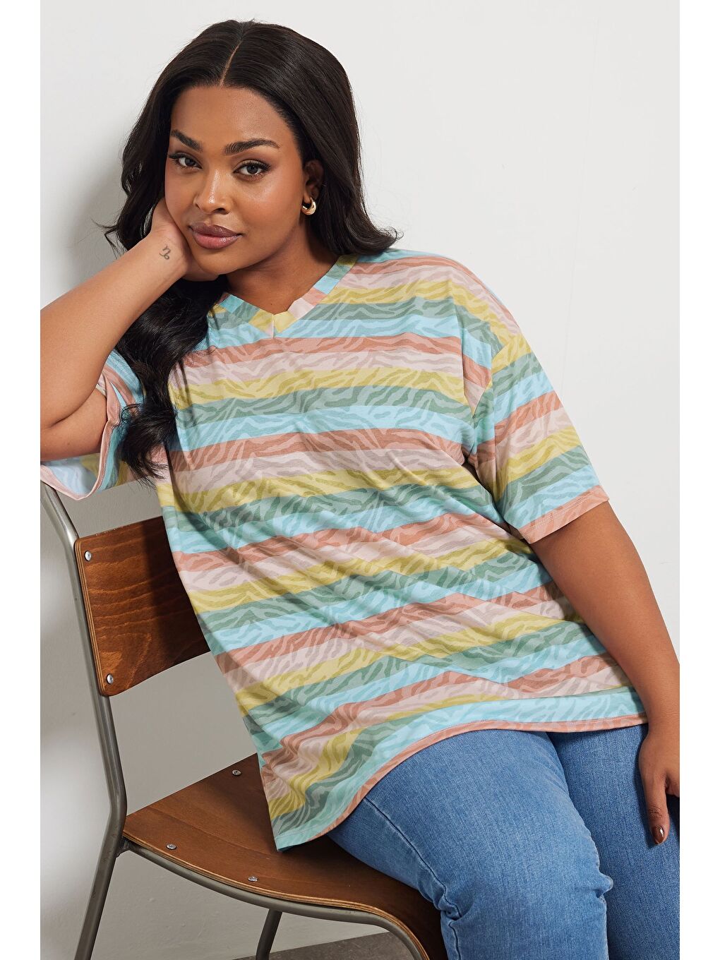 Karışık Büyük Beden V Yaka Çizgili Zebra Desenli T-shirt 303953-4