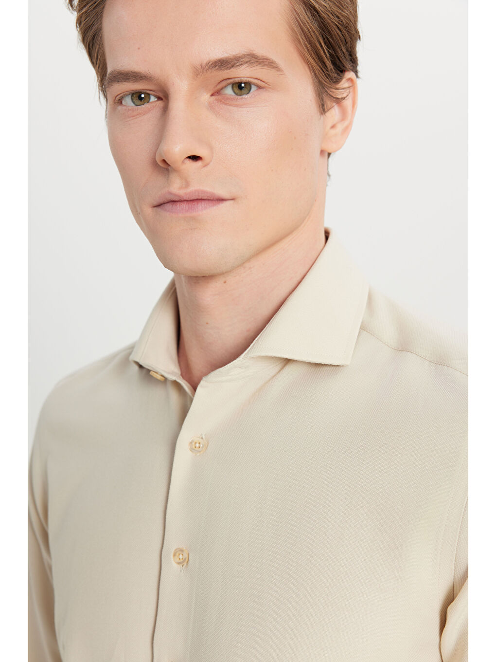 Erkek Bej Pamuklu Oxford Tailored Slim Fit Dar Kesim Küçük İtalyan Yaka Armürlü Gömlek-3
