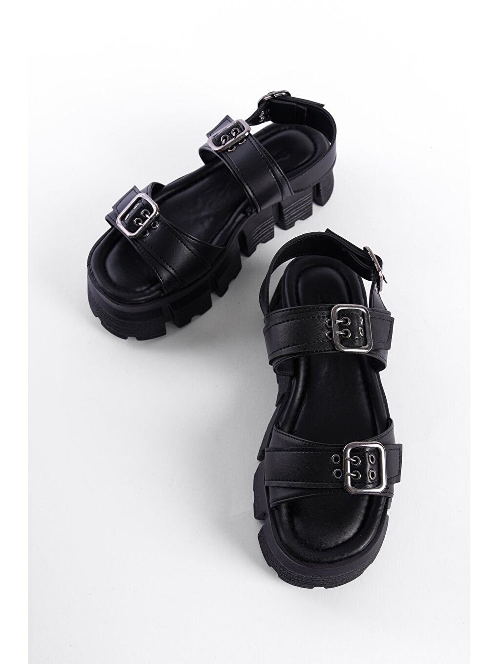 Siyah Dolgu Topuklu Çift Bantlı Tokalı Kadın Sandalet