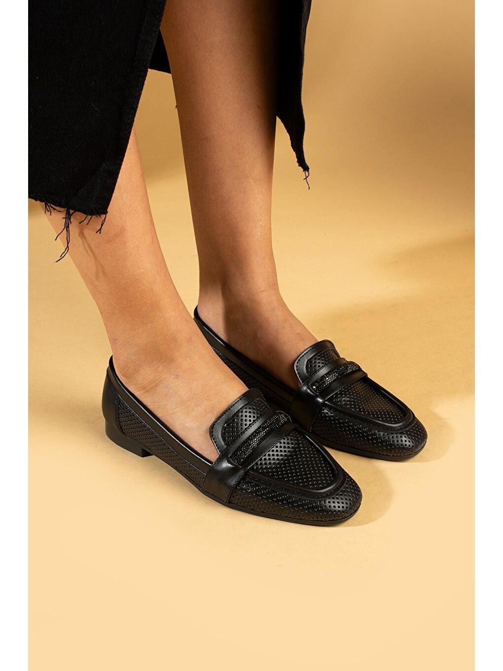 Siyah Taş Detaylı Deri Görünümlü Lazer Kesim Kadın Babet 64-640-24