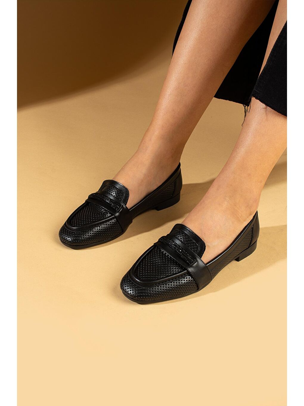 Siyah Taş Detaylı Deri Görünümlü Lazer Kesim Kadın Babet 64-640-24-1