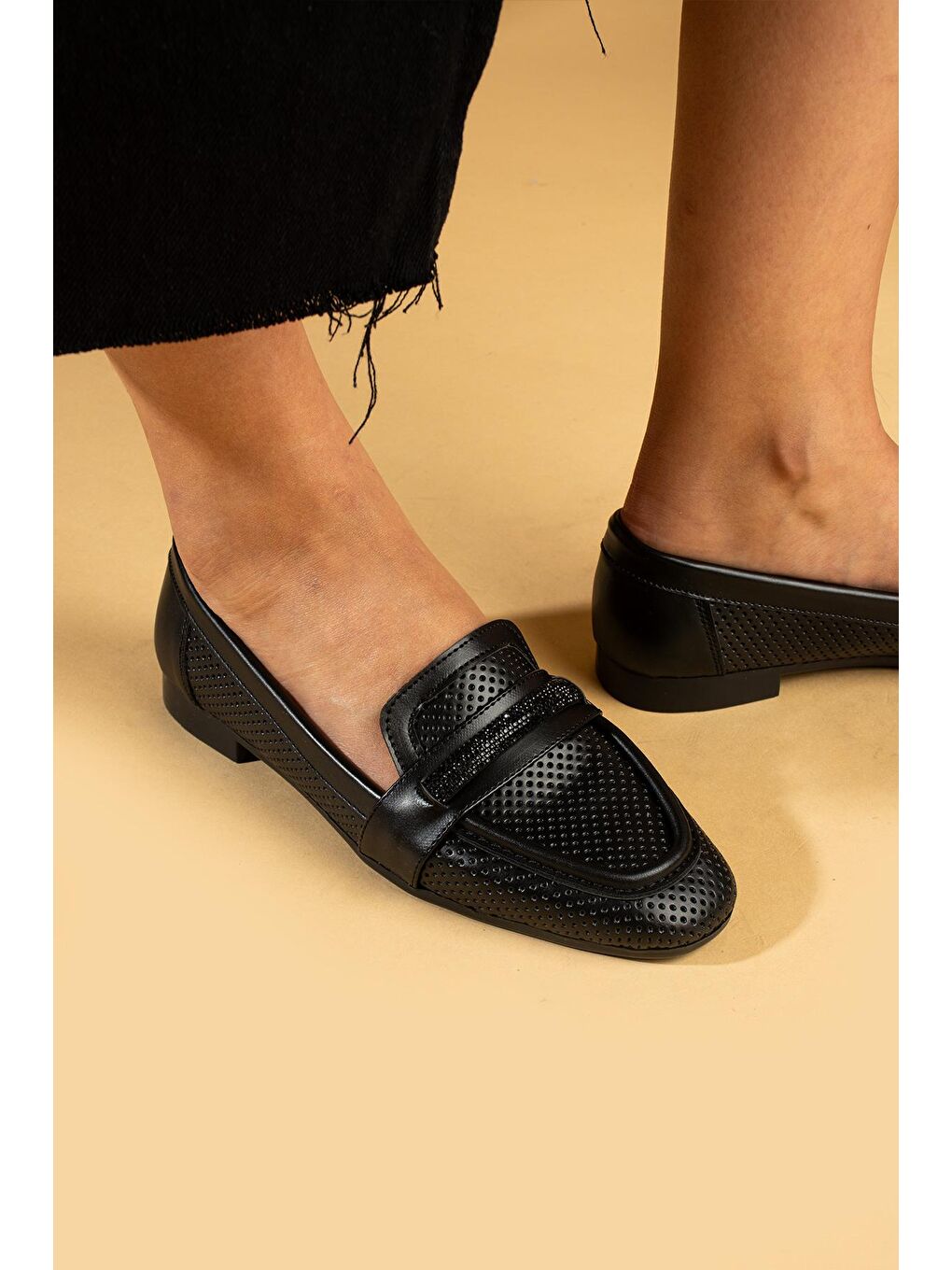 Siyah Taş Detaylı Deri Görünümlü Lazer Kesim Kadın Babet 64-640-24-2