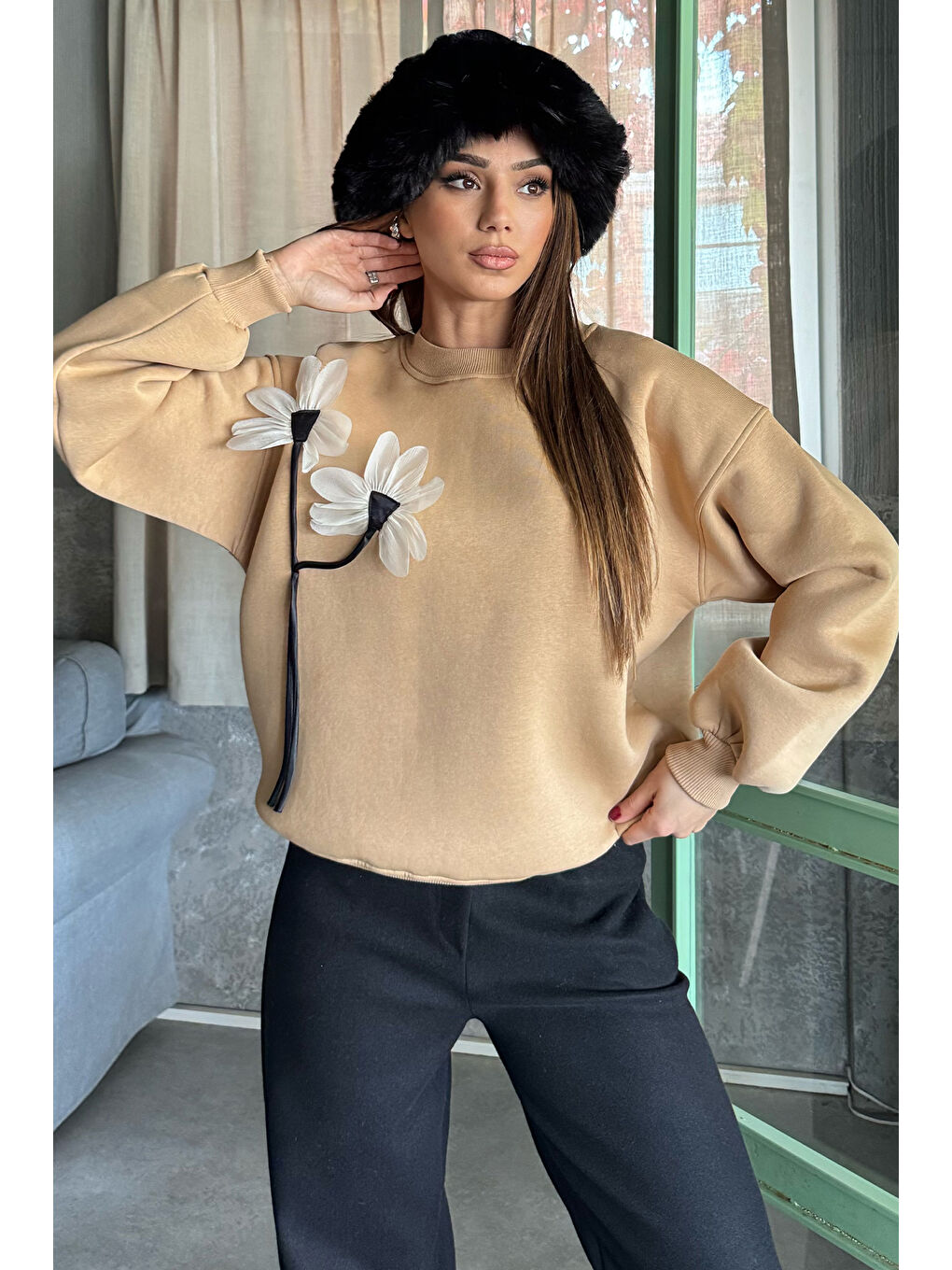 GÜLSELİ Ekru Gül Detaylı Şardonlu Sweatshirt