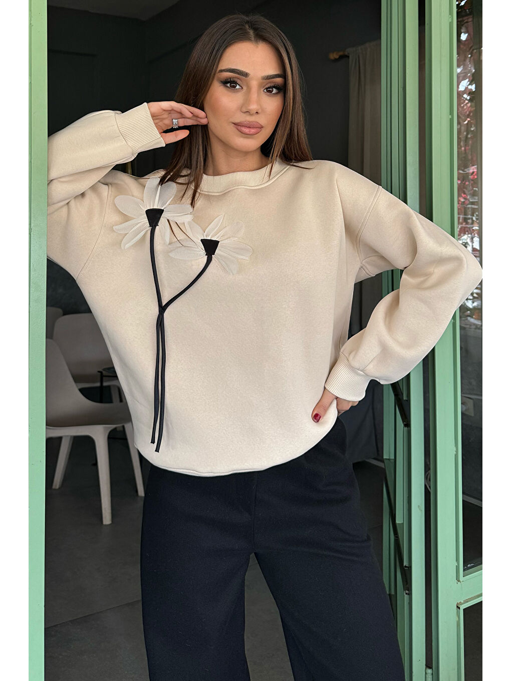 GÜLSELİ Bej Gül Detaylı Şardonlu Sweatshirt