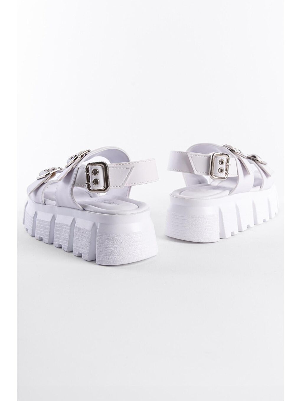 Beyaz Dolgu Topuklu Çift Bantlı Tokalı Kadın Sandalet-2