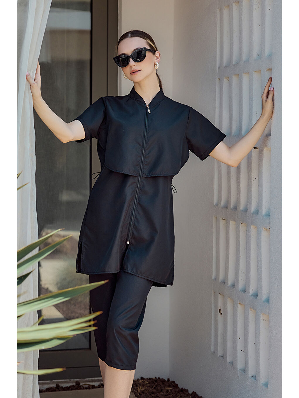 Siyah Önü Kapaklı Paraşüt Kısa Kollu Yarı Kapalı Mayo Nurel R2608