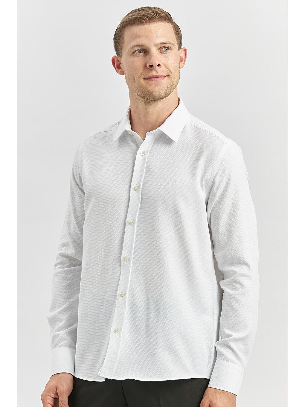 Beyaz Uzun Kol Kendinden Desenli Armürlü 032 Sert Yaka Casual Slim Fit Gömlek 1004240249