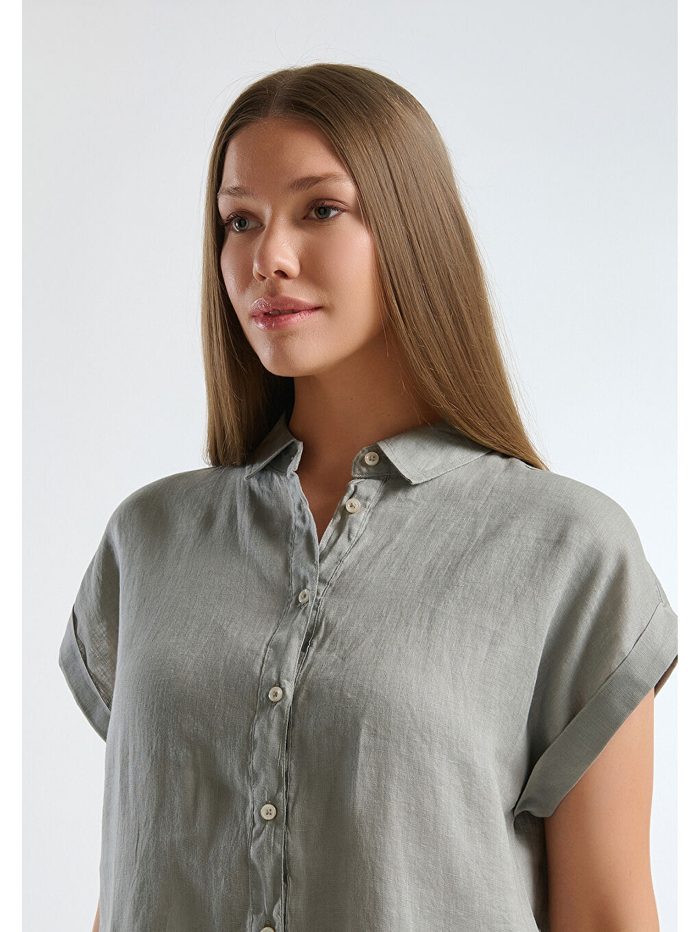 Kadın Gri %100 Keten Omuz Detaylı Kısa Kollu Gömlek-1