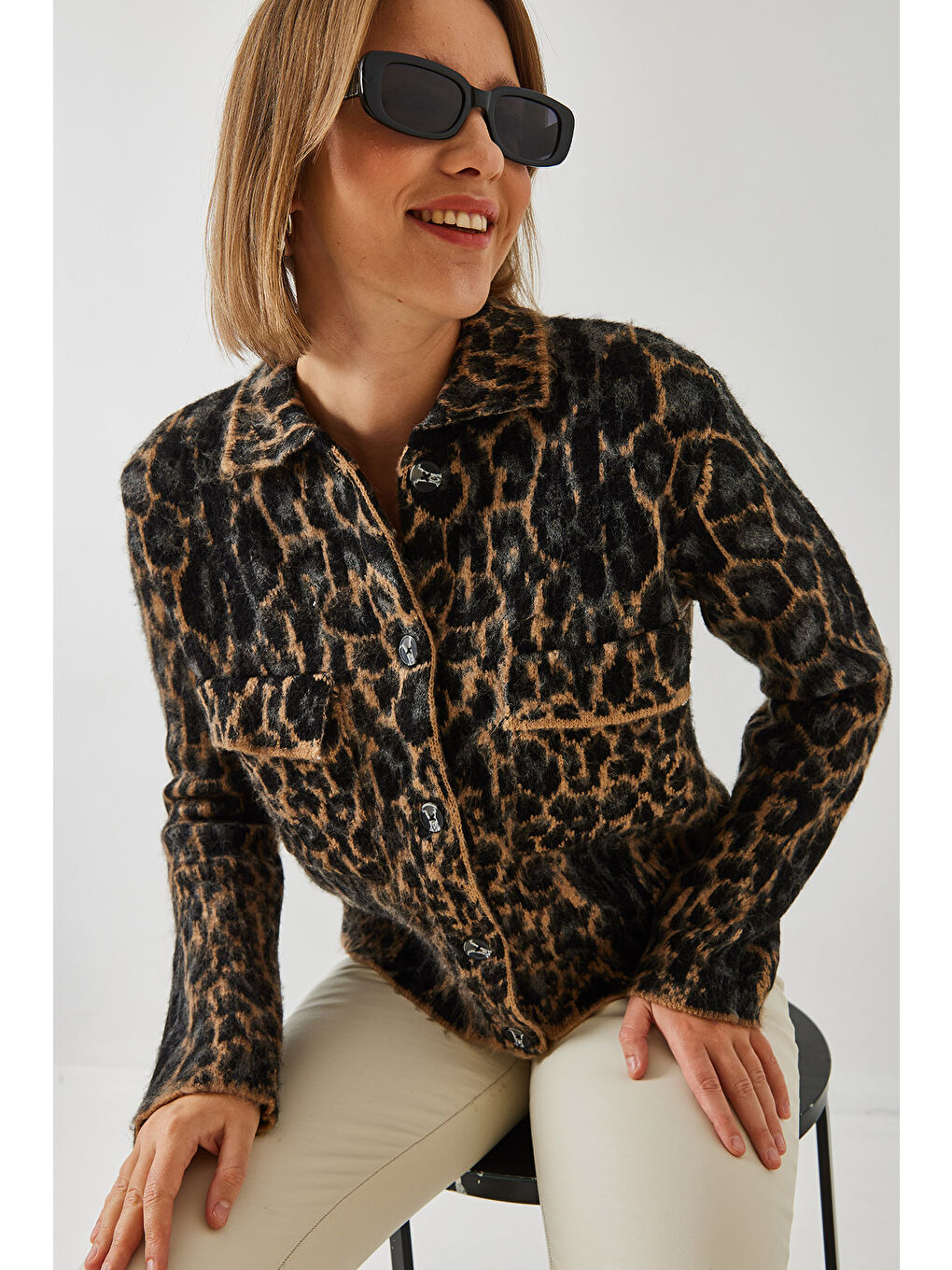 Siyah Kadın Leopar Desenli Jakarlı Triko Hırka-1