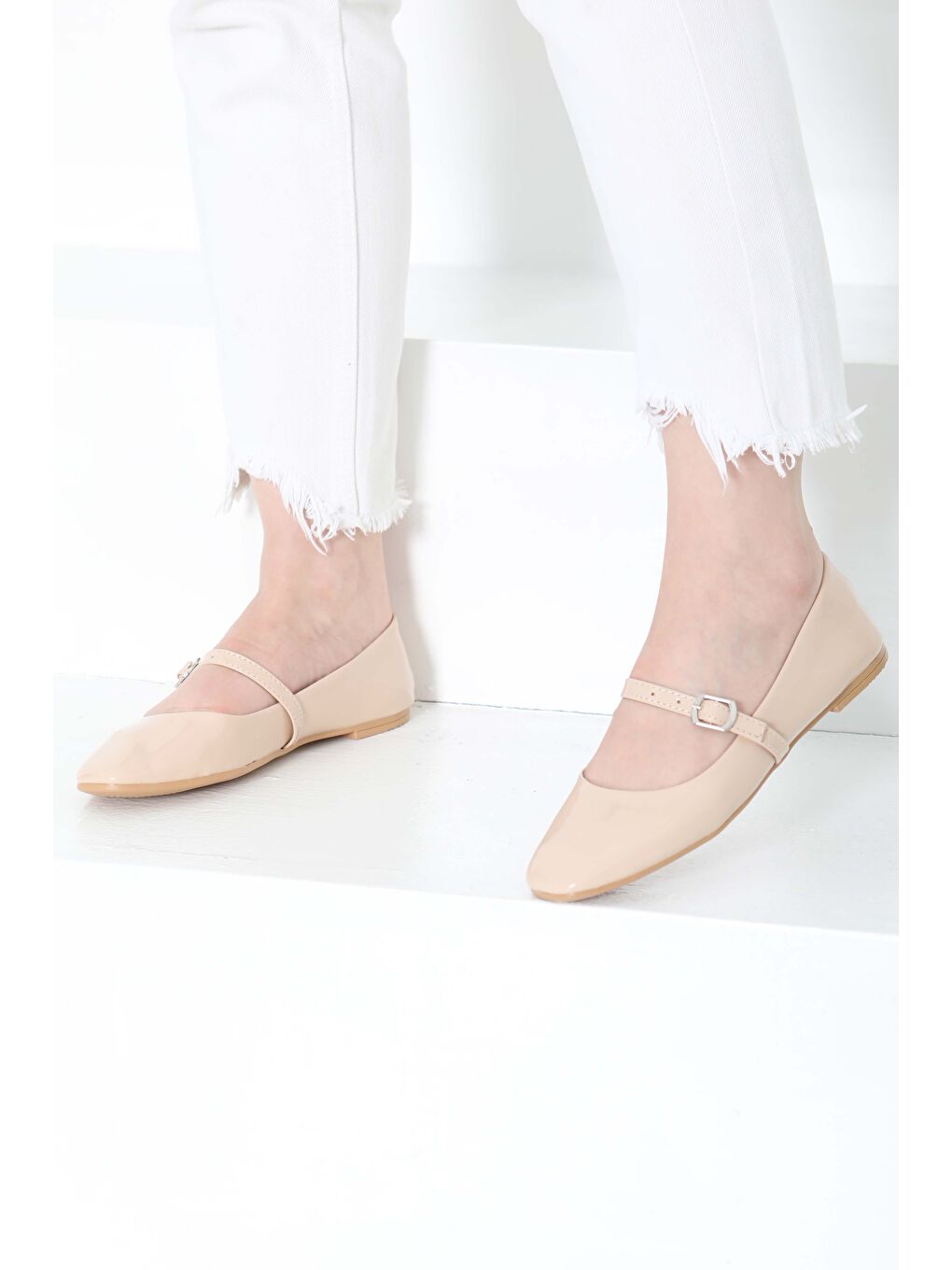 Bej Kadın Vizon Kemerli Rugan Ayakkabı - 27155-2