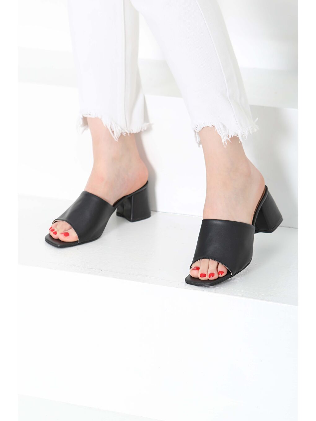 Kadın Siyah Topuklu Terlik - 27153