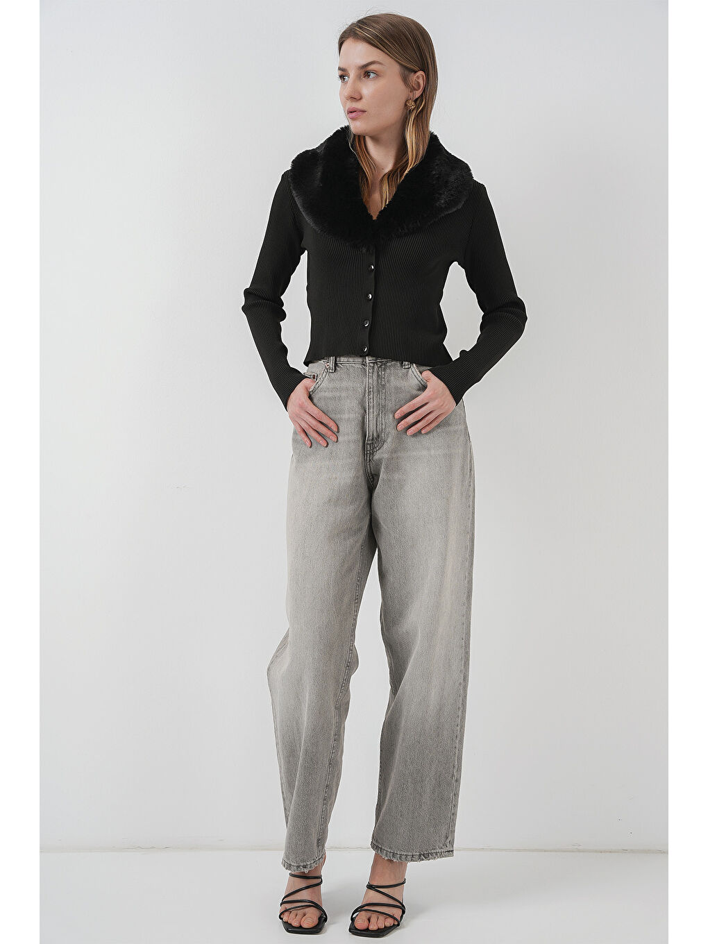 15922 Yakası Kürklü Triko Hırka - Siyah-1