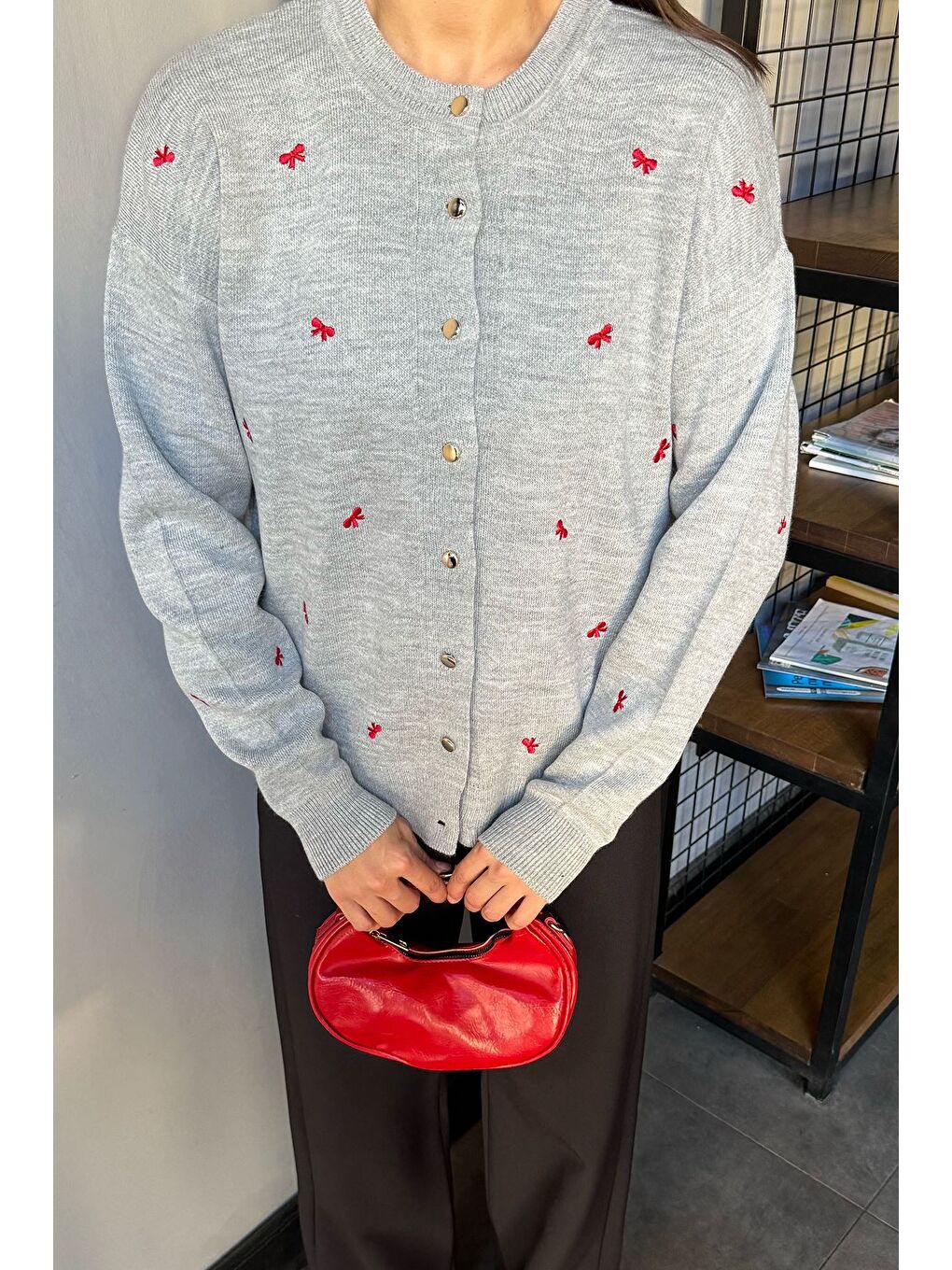 Gri Kadın Fiyonk Nakışlı Triko Hırka-1