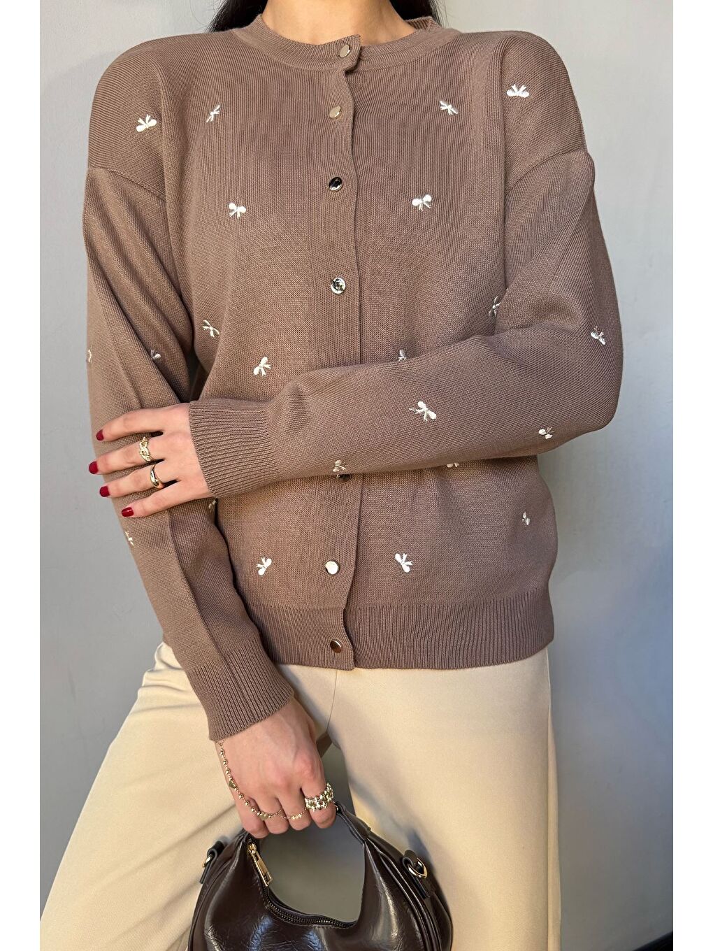 Bej Kadın Fiyonk Nakışlı Triko Hırka-1