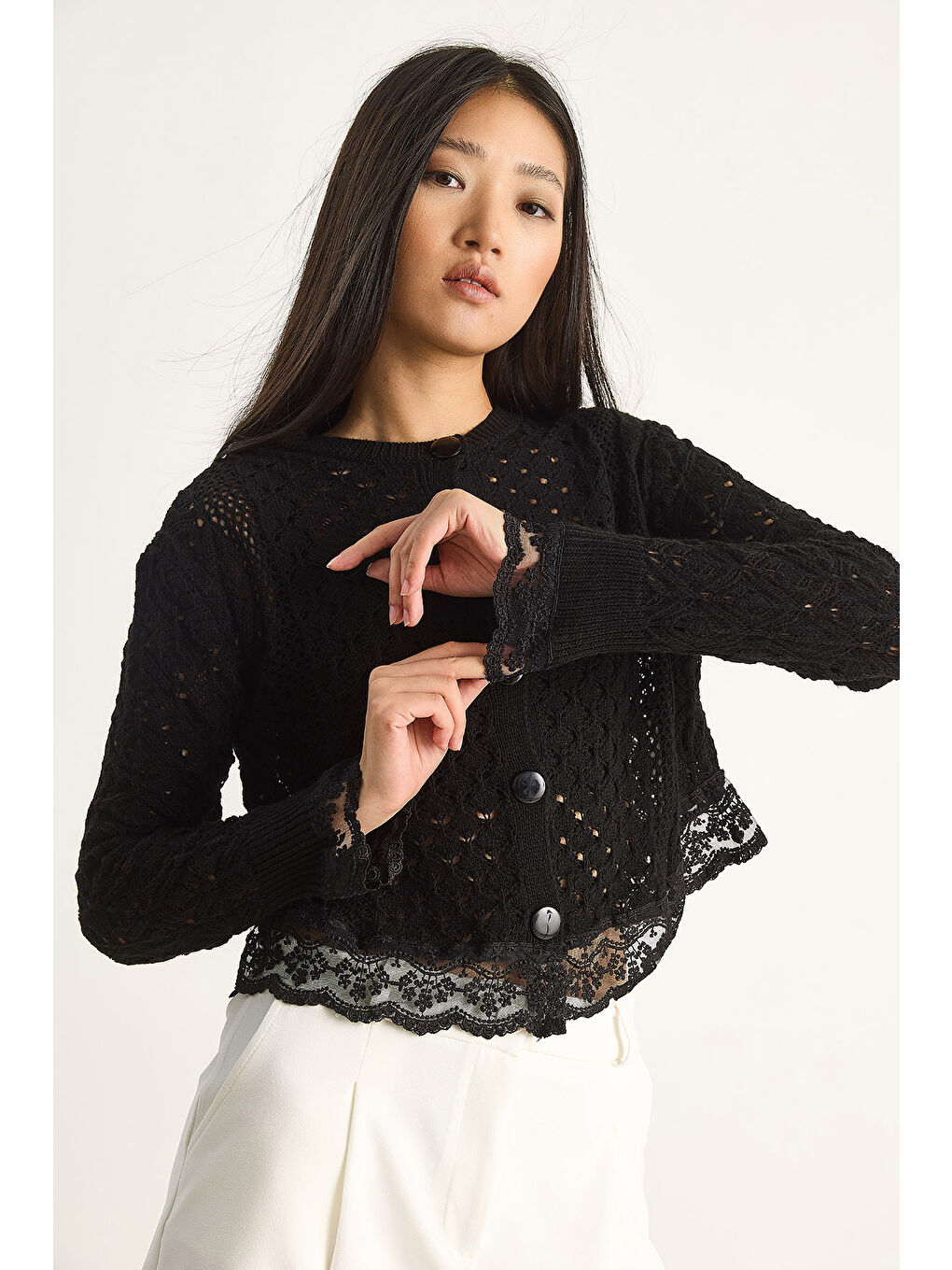 Siyah Kadın Dantel Detaylı Mevsimlik Örgü Hırka-1