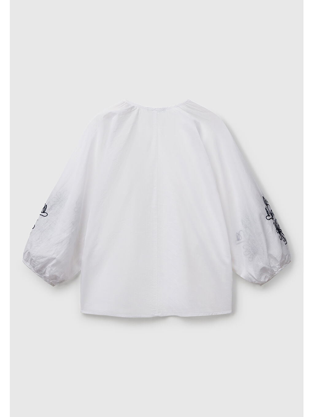 Kadın Beyaz %100 Pamuk Rahat Kalıp Kolları Çiçek İşlemeli Hakim Yaka Gömlek-1