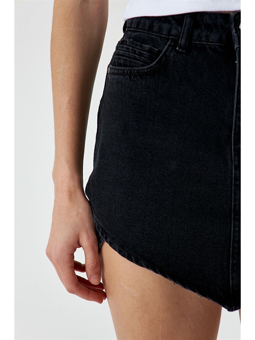 Asimetrik Kesim Siyah Mini Jean Etek-3