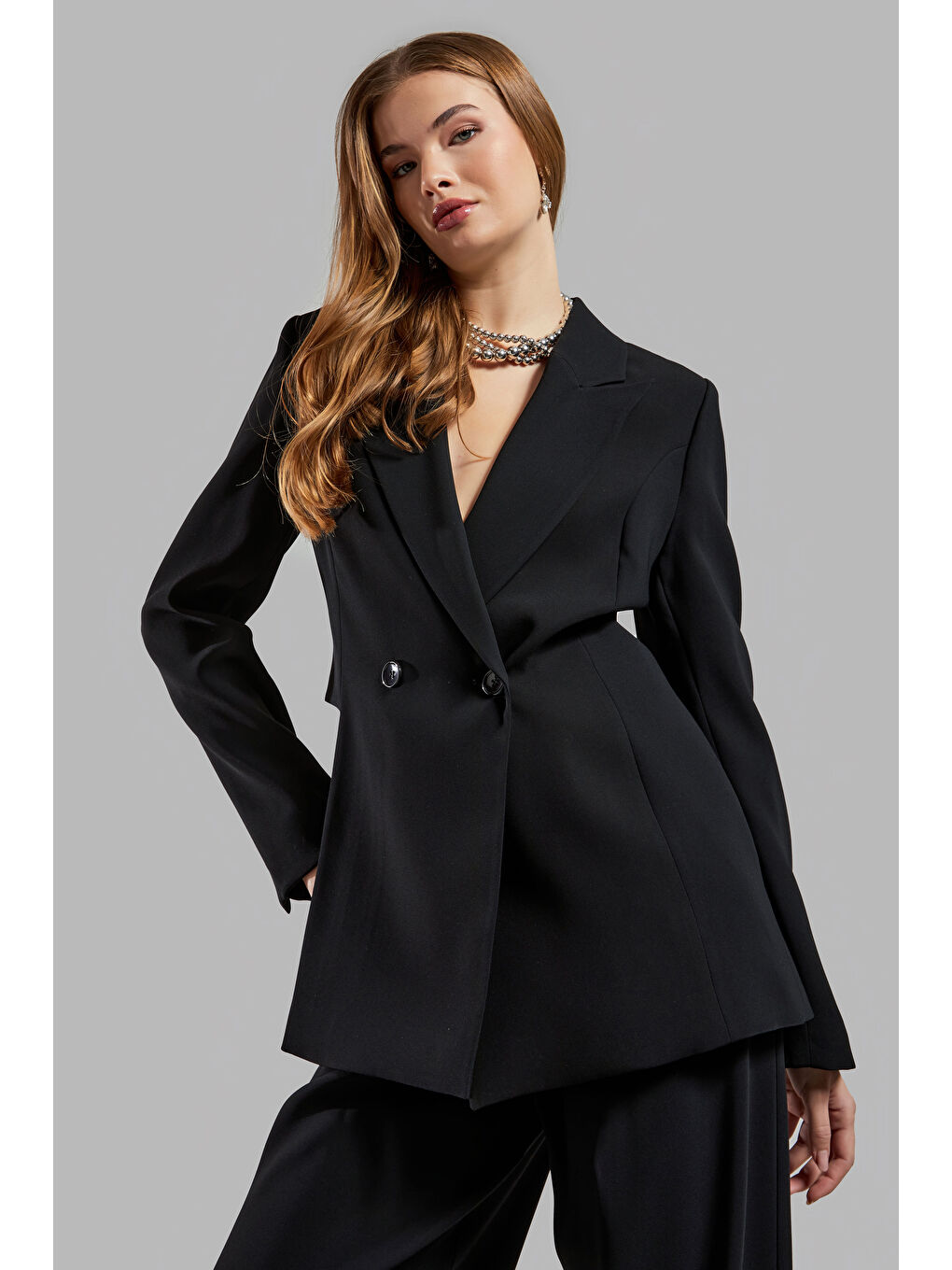 Kadın Siyah Renk Yandan Yırtmaçlı İçi Astarlı Tasarım Blazer Ceket